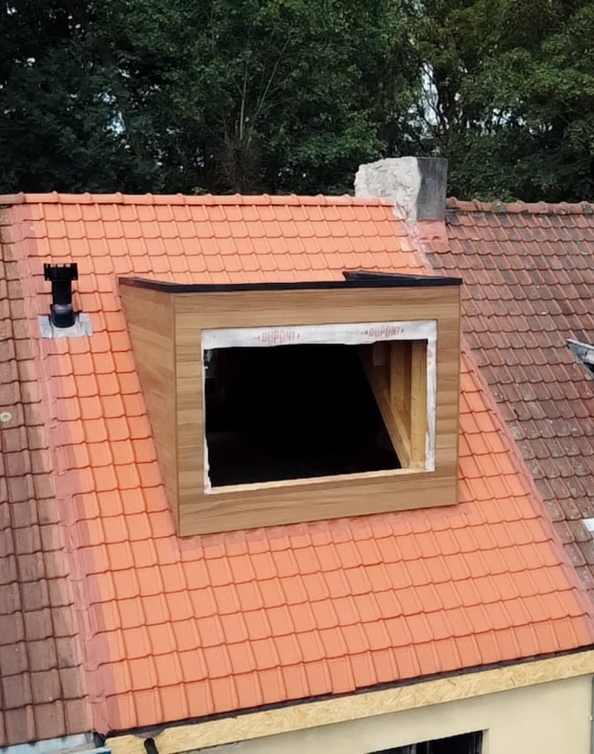 Nieuwe dakkapel in houtafwerking als onderdeel van een volledige dakrenovatie.