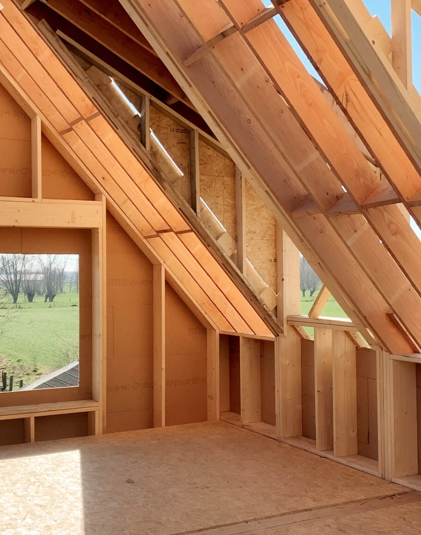 Houtskeletbouw dakconstructie met zicht op landelijke omgeving
