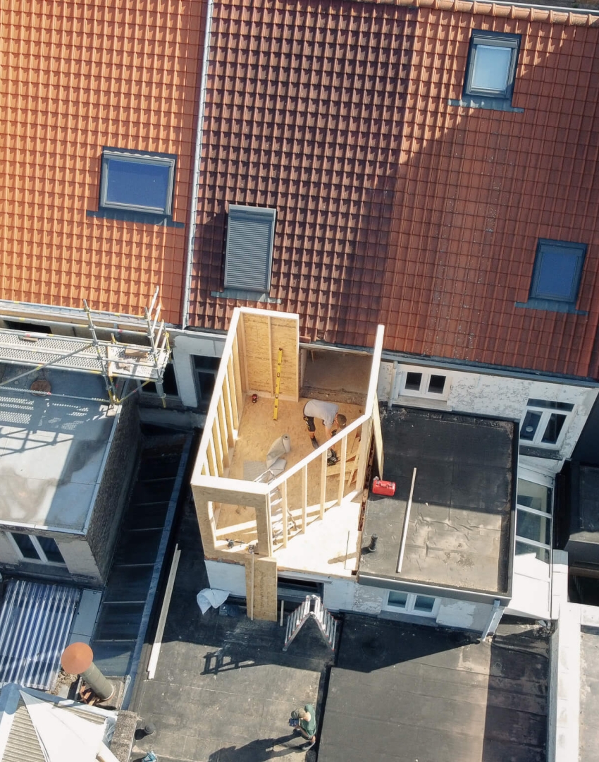 Luchtfoto van houtskeletopbouw tijdens optopping door Bosk Houtbouw, voor crepi-afwerking
