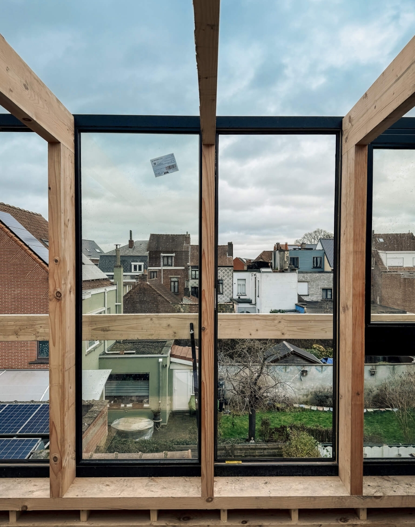 aampartij in houtskelet optopping met uitzicht over stedelijk daklandschap bosk houtbouw