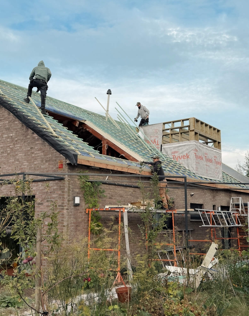 team bosk houtbouw voert dakwerken uit op bestaande bakstenen woning met optopping in houtskelet
