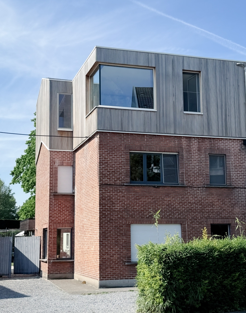 Optopping in houtskeletbouw met houten gevelbekleding en grote ramen door Bosk Houtbouw