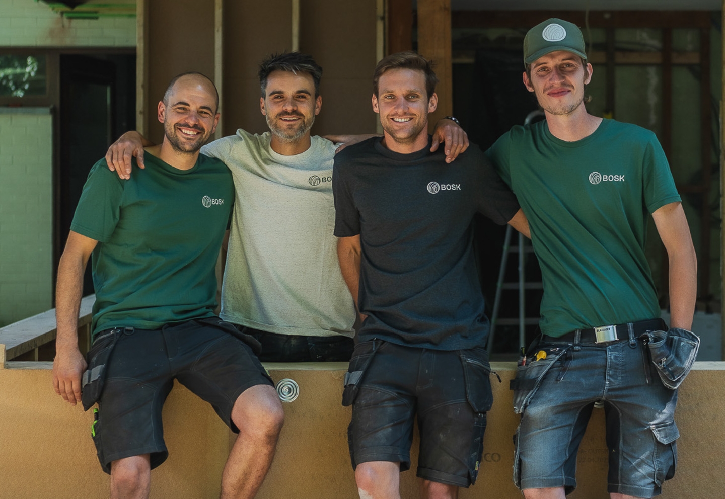 Het team van BOSK Houtbouw op de werf, voor een houtskeletconstructie in opbouw