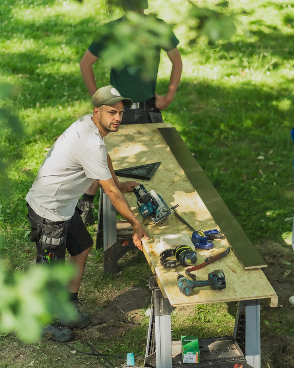 BOSK-medewerker aan werktafel met gereedschap op de werf
