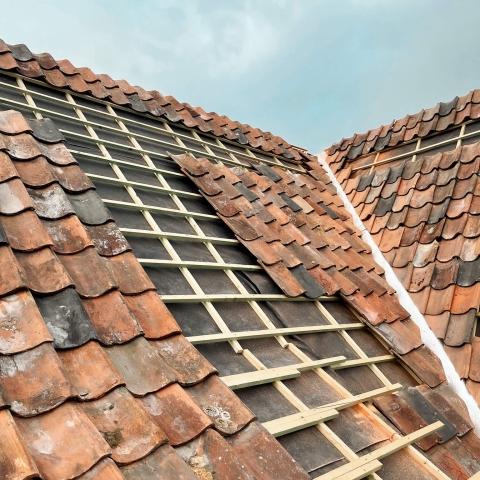 Detail van gerecupereerde Boomse dakpannen tijdens plaatsing