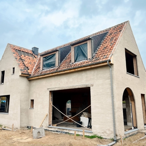 Volledig vernieuwde gevel met nieuw dak en dakkapellen, landelijke woning renovatie