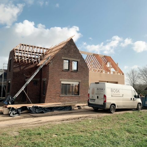 integratie houtskeletbouw bij bestaande woning tijdens renovatie met BOSK-bestelwagen op werf