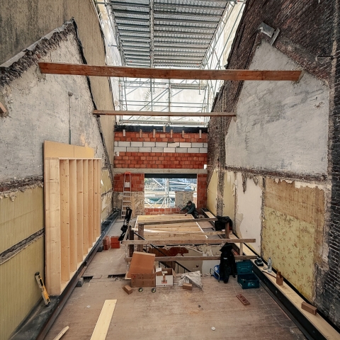 Zicht op open constructie bij renovatie met optopping in houtskeletbouw, Gent