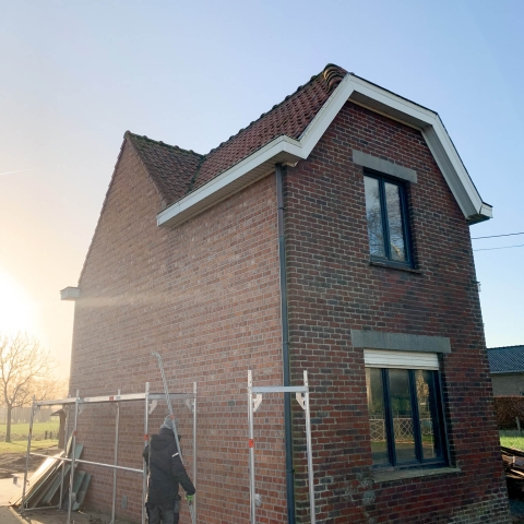 Bestaande vrijstaande woning vóór totaalrenovatie en uitbreiding in houtskeletbouw
